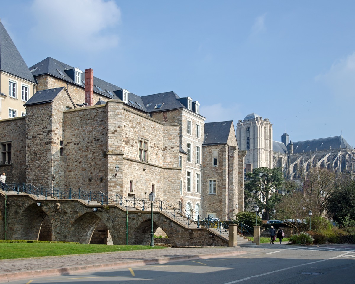 Palais des Comtes du Maine et cathédrale Saint-Julien dans la cité Plantagenêt au Mans.